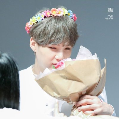BTS suga с цветами