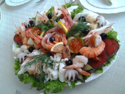 Праздничный стол с морепродуктами