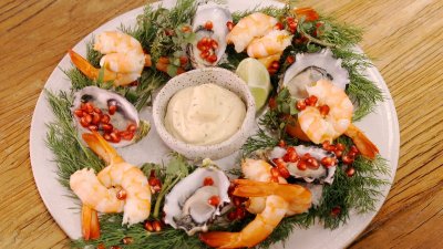 Новогодний стол с морепродуктами